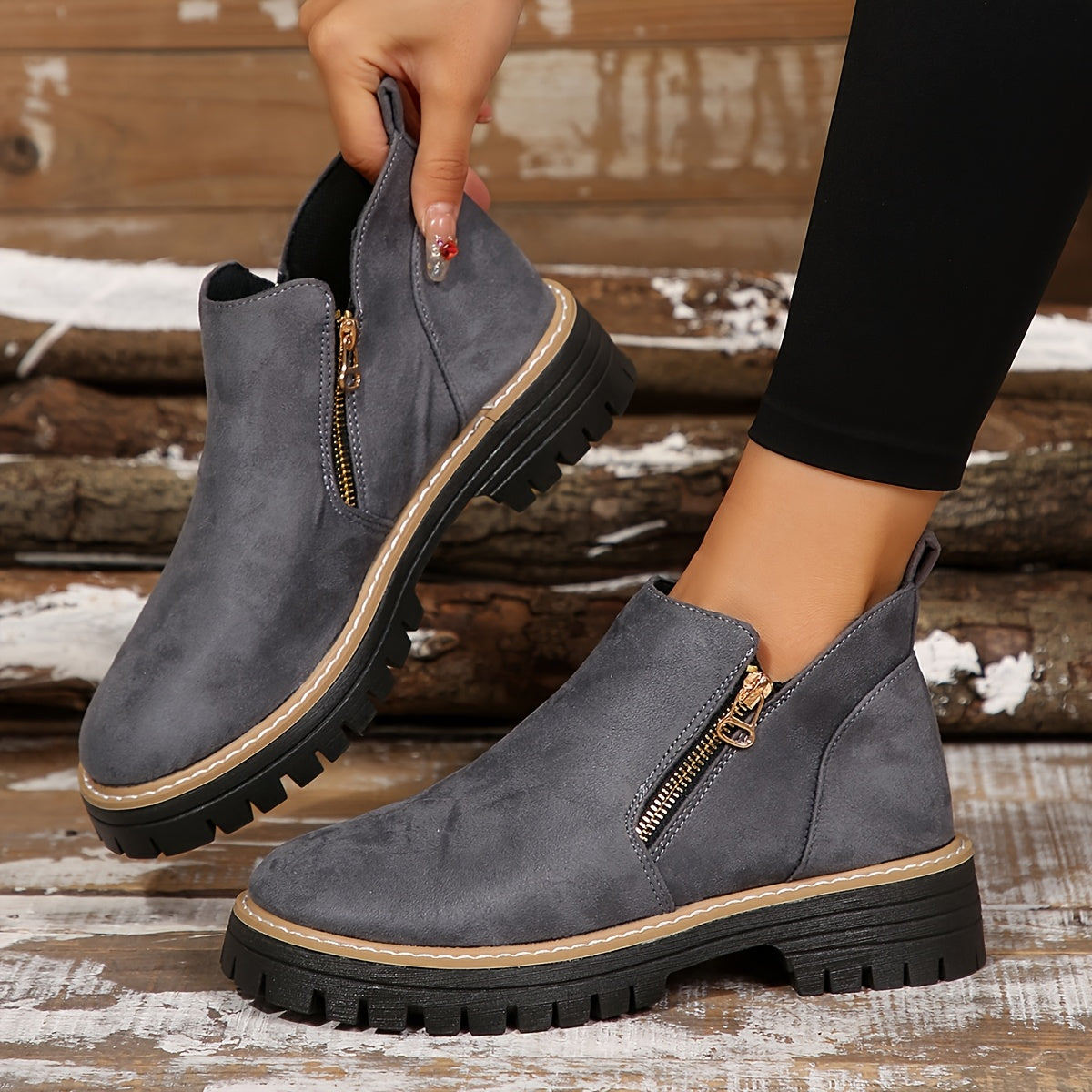 Mealla | Sturdy boots with zip closure