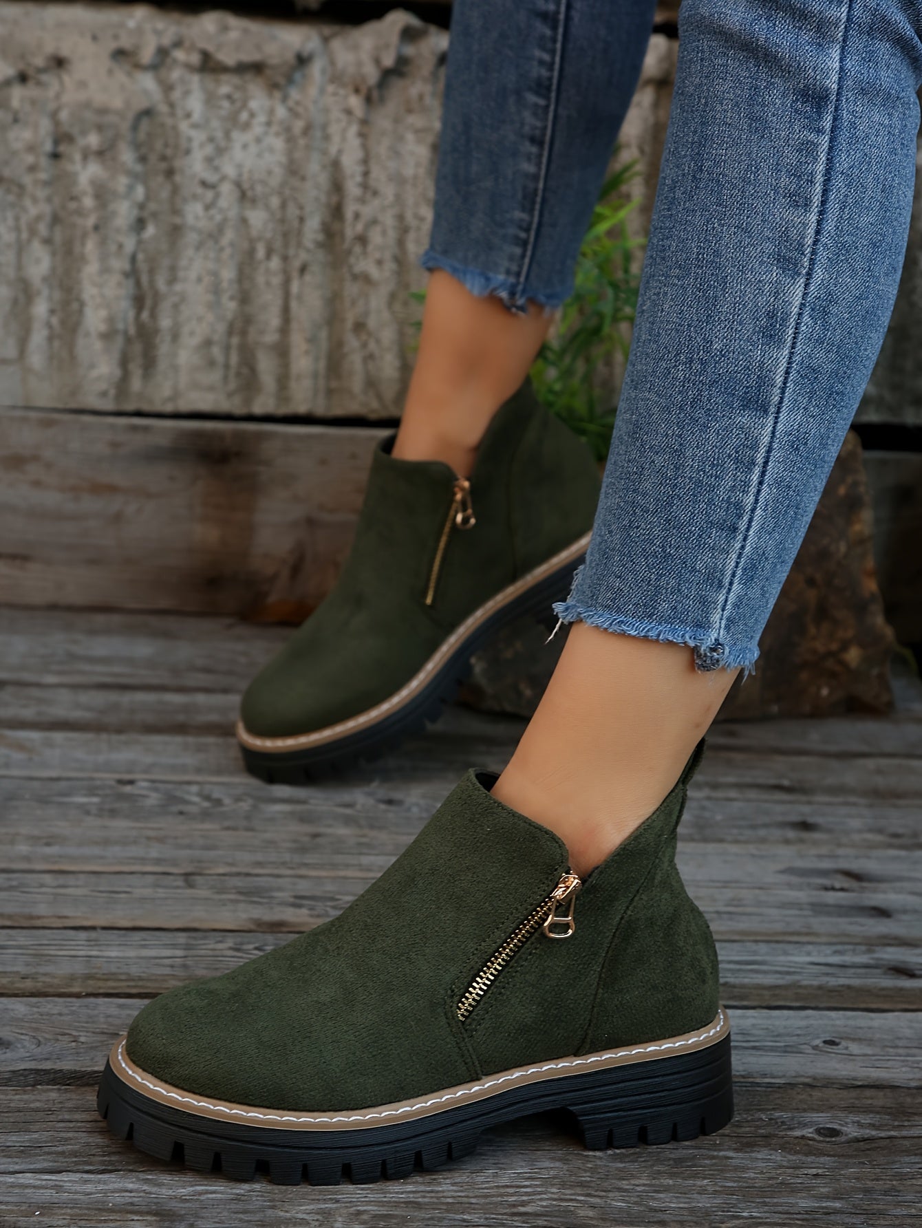 Mealla | Sturdy boots with zip closure